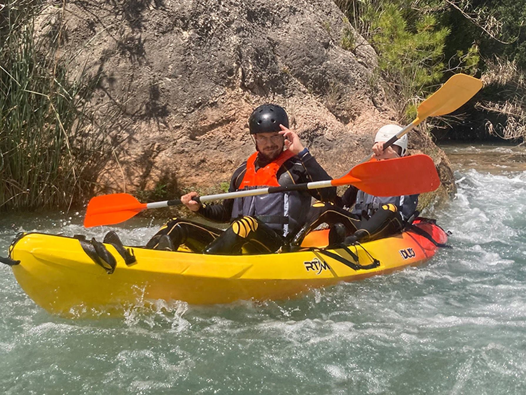 Actividades de descenso por el río Cabriel en canoa y rafting